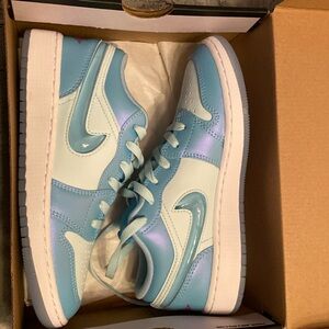 Air Jordan 1 Low Aquarius Blue Size 4.5 Y